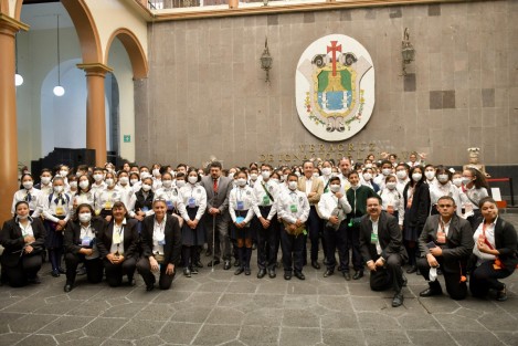 El gobernador Cuitláhuac García Jiménez recibió en Palacio de Gobierno a 153 estudiantes del municipio de Veracruz con los mejores promedios obtenidos durante su educación básica y que hoy iniciaron el viaje por la Ruta de la Insurgencia.