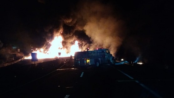 A las 21:30 hrs. de este lunes se registró un incidente en el túnel del libramiento Banderilla, cerca de la Colonia 6 de Enero, en el que un tráiler tipo caja seca se incendió. El incidente fue atendido por elementos de Panteras Banderilla y Ambulancias EMS, además de haber activado a elementos de PC Estatal y municipales de Xalapa, Emiliano Zapata, Bomberos de Xalapa, y equipos de Código Bravo, CNE y CNR.