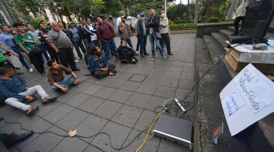 Un joven xalapeño colocó una pequeña pantalla y bocinas en el parque Juárez de esta capital, para quien gustara ver el partido sólo aportando una pequeña cooperación voluntaria. Fue así como varios ciudadanos fueron testigos del empate entre México y Polonia. 