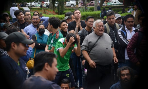 Un joven xalapeño colocó una pequeña pantalla y bocinas en el parque Juárez de esta capital, para quien gustara ver el partido sólo aportando una pequeña cooperación voluntaria. Fue así como varios ciudadanos fueron testigos del empate entre México y Polonia. 