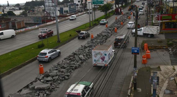 La ausencia de elementos de tránsito en las varias obras de reencarpetado que se realizan sobre la avenida Lázaro Cárdenas, ha hecho que un recorrido de 10 minutos de Sefiplan a Plaza Crystal ahora se alargue a casi una hora, lo que provoca que las personas que trabajan por estos lugares cada día vivan un martirio por el tráfico.