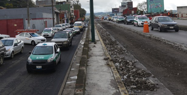 La ausencia de elementos de tránsito en las varias obras de reencarpetado que se realizan sobre la avenida Lázaro Cárdenas, ha hecho que un recorrido de 10 minutos de Sefiplan a Plaza Crystal ahora se alargue a casi una hora, lo que provoca que las personas que trabajan por estos lugares cada día vivan un martirio por el tráfico.