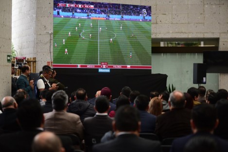 El secretario de Seguridad Pública, Cuauhtémoc Zúñiga, en compañía de diputados del Congreso del Estado retrasaron la comparecencia para poder ver partido entre México y Polonia, del Mundial de Qatar.