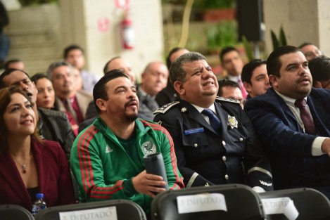 El secretario de Seguridad Pública, Cuauhtémoc Zúñiga, en compañía de diputados del Congreso del Estado retrasaron la comparecencia para poder ver partido entre México y Polonia, del Mundial de Qatar.