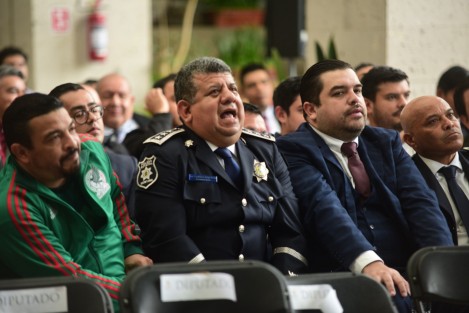 El secretario de Seguridad Pública, Cuauhtémoc Zúñiga, en compañía de diputados del Congreso del Estado retrasaron la comparecencia para poder ver partido entre México y Polonia, del Mundial de Qatar.