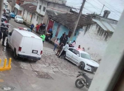 La mañana de éste marte, una conocida maestra de Altotonga, María Elena Pablo Lozano, fue baleada por desconocidos que se presentaron en su domicilio.La maestra Pablo Lozano, era mamá del actual director de Seguridad Pública Municipal de Altotonga, Donatien Baltazar Pablo y de la ex regidora de ese mismo municipio, María Elena Baltzar Pablo.