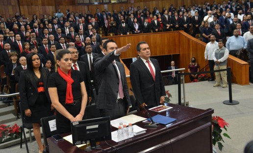 En medio de aplausos de parte de sus colaboradores  el secretario de Finanzas y Planeación, José Luis Lima Franco compareció ante diputados locales.