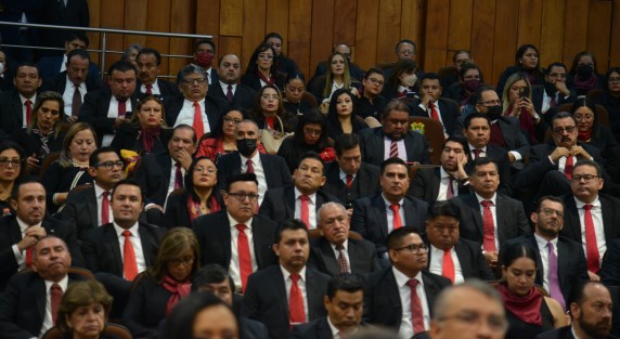 En medio de aplausos de parte de sus colaboradores  el secretario de Finanzas y Planeación, José Luis Lima Franco compareció ante diputados locales.