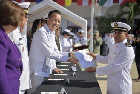 El mandatario estatal hizo entrega de las divisas de nuevo grado al comandante de la Quinta Zona Naval (ZN-5), Vicealmirante Juan Carlos Vera Salinas, y a personal recién ascendido por su esfuerzo, sacrificio, dedicación y entrega; además de condecoraciones de Perseverancia por 10, 15, 25 y 30 años ininterrumpidos de servicio.