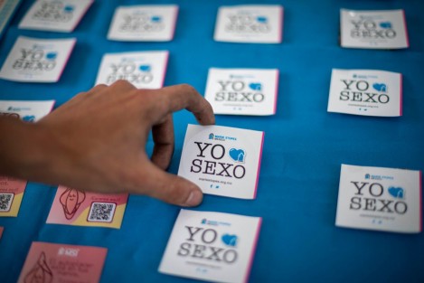  En las canchas de la Facultad de Ciencias de la Salud de la Universidad Veracruzana (UV), hasta mañana 24 de noviembre continúa la primera Sexpo Xalapa, por el placer de ser responsable, evento dedicado a la difusión y fortalecimiento de los conocimientos sobre sexualidad y prevención de la violencia intrafamiliar.