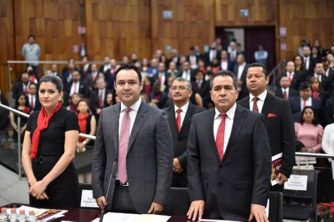 A cuatro años de labores, Veracruz ha logrado ingresos históricos y una reducción inédita de la deuda, resultado de la capacidad técnica y madurez política de su gobierno y la coordinación de esfuerzos con todos los ayuntamientos, afirmó el titular de la Secretaría de Finanzas y Planeación (Sefiplan), José Luis Lima Franco, al comparecer ante esta Soberanía, con motivo de la glosa del Cuarto Informe de Gobierno.