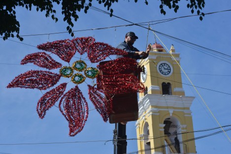 En las principales calles de la ciudad de Xalapa  ya son colocados los adornos navideños. Por tal motivo fueron cerrados parcialmente las calles del centro de la capital.