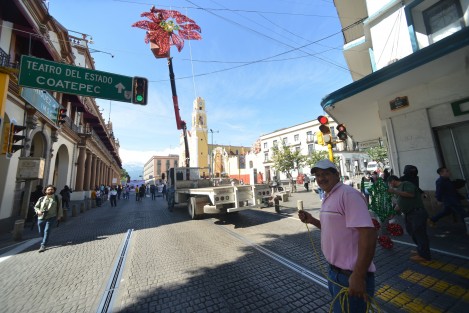 En las principales calles de la ciudad de Xalapa  ya son colocados los adornos navideños. Por tal motivo fueron cerrados parcialmente las calles del centro de la capital.