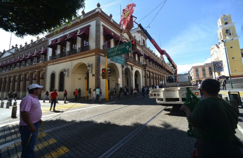 En las principales calles de la ciudad de Xalapa  ya son colocados los adornos navideños. Por tal motivo fueron cerrados parcialmente las calles del centro de la capital.