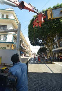 En las principales calles de la ciudad de Xalapa  ya son colocados los adornos navideños. Por tal motivo fueron cerrados parcialmente las calles del centro de la capital.