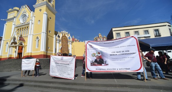 Integrantes de la Agrupación Estatal de Jubilados y Pensionados del ISSSTE, se manifestaron en Plaza Lerdo y aprovecharon que estaba cerrada la calle para exigir el pago inmediato de sus seguros de vida. Externaron su preocupación de que Gobierno actual no contrate aseguradora para trabajadores SEV.