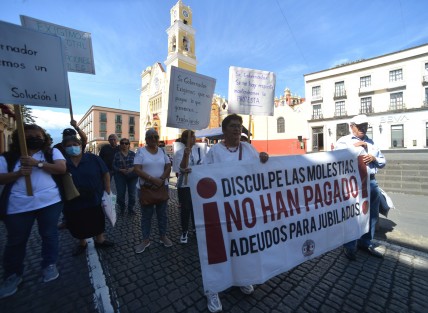 Integrantes de la Agrupación Estatal de Jubilados y Pensionados del ISSSTE, se manifestaron en Plaza Lerdo y aprovecharon que estaba cerrada la calle para exigir el pago inmediato de sus seguros de vida. Externaron su preocupación de que Gobierno actual no contrate aseguradora para trabajadores SEV.