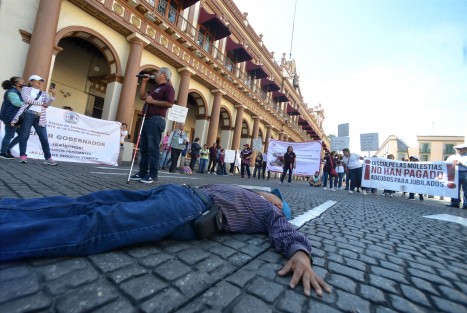 Integrantes de la Agrupación Estatal de Jubilados y Pensionados del ISSSTE, se manifestaron en Plaza Lerdo y aprovecharon que estaba cerrada la calle para exigir el pago inmediato de sus seguros de vida. Externaron su preocupación de que Gobierno actual no contrate aseguradora para trabajadores SEV.