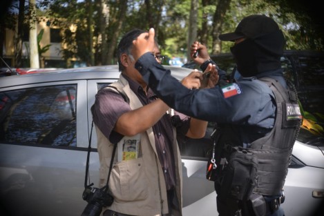 Lamentable el acoso de parte de la policía municipal hacia los compañeros de los distintos medios de comunicación de Xalapa  cuando se cubren notas donde hay personas fallecidas. Hoy nuestro compañero Rigoberto Suárez, Hugo Cruz entre otros colegas sufrieron como en otras ocasiones el hostigamiento de parte los elementos municipales quienes a toda costa tratan de impedir la labor de los periodistas.