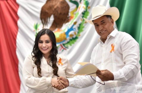 El diputado Marco Antonio Martínez Amador presentó al Pleno del Congreso del Estado un Anteproyecto con Punto de Acuerdo, por el cual prevé exhortar a las autoridades municipales del estado a que incentiven lo necesario para que en sus espacios públicos recreativos se fomente e impulse el fandango y el son jarocho o, en su caso, cada municipio rescate sus tradiciones culturales.
