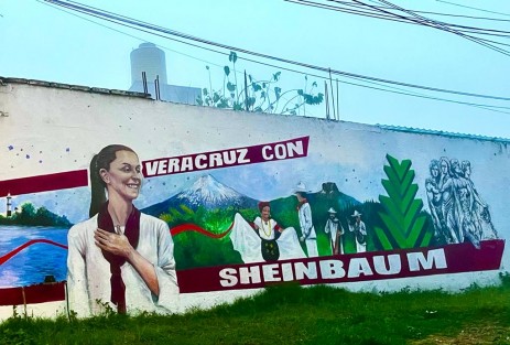 Sumado a las múltiples bardas en varias avenidas de Xalapa, donde se lee el mensaje  <em> Es Claudia</em>, este nuevo mural obra de seguidores de la Jefa de Gobierno de CDMX, ubicado en el carril de incorporación de Lázaro Cárdenas a Av. Miguel Alemán. 