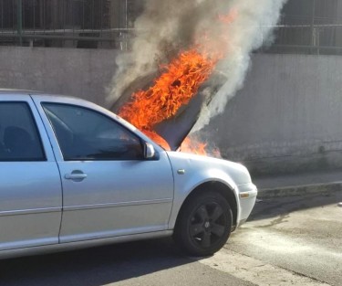 Un vehículo compacto se incendió afuera  de la Facultad de Derecho de la Universidad Veracruzana en la zona universitaria de la ciudad de Xalapa. Ocurrió la mañana de este viernes 25 de noviembre. El vehículo incendiado es un Jetta.
