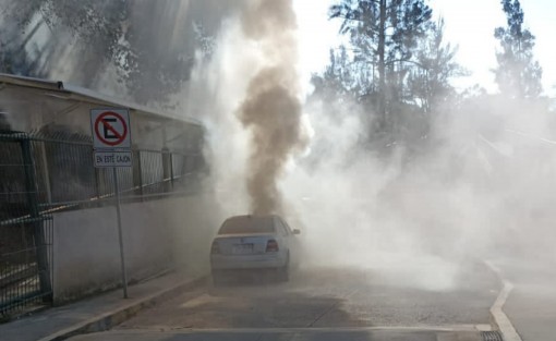 Un vehículo compacto se incendió afuera  de la Facultad de Derecho de la Universidad Veracruzana en la zona universitaria de la ciudad de Xalapa. Ocurrió la mañana de este viernes 25 de noviembre. El vehículo incendiado es un Jetta.