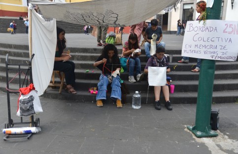 Un grupo de mujeres realizaron la bordada colectiva en las escalinatas de la plaza Lerdo en Xalapa, en memoria de las mujeres víctimas de feminicidio en Veracruz. 