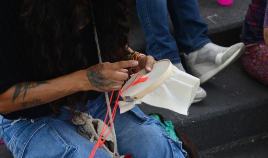 Un grupo de mujeres realizaron la bordada colectiva en las escalinatas de la plaza Lerdo en Xalapa, en memoria de las mujeres víctimas de feminicidio en Veracruz. 