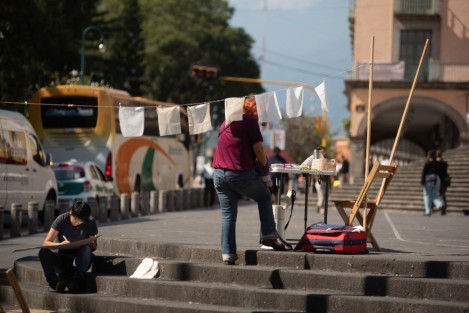 Un grupo de mujeres realizaron la bordada colectiva en las escalinatas de la plaza Lerdo en Xalapa, en memoria de las mujeres víctimas de feminicidio en Veracruz. 