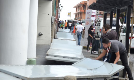 Después del mediodía comenzaron los preparativos para recibír la marcha en contra de la violencia contra mujeres en la ciudad de Xalapa, la cual está previsto llegue a después de las tres de la tarde. 