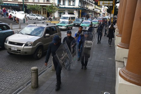 Después del mediodía comenzaron los preparativos para recibír la marcha en contra de la violencia contra mujeres en la ciudad de Xalapa, la cual está previsto llegue a después de las tres de la tarde. 