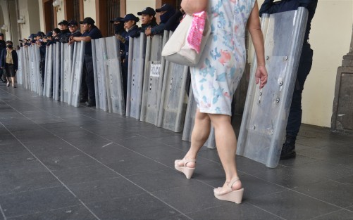 Después del mediodía comenzaron los preparativos para recibír la marcha en contra de la violencia contra mujeres en la ciudad de Xalapa, la cual está previsto llegue a después de las tres de la tarde. 