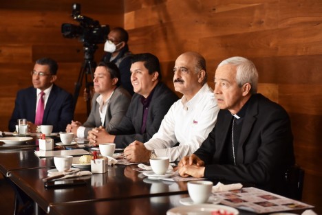  La mañana de este viernes, el presidente municipal Ricardo Ahued Bardahuil asistió a una reunión con representantes de distintas cámaras empresariales, con el fin de acordar acciones encaminadas a promover la ciudad en el ámbito turístico, a través de un calendario de actividades conjuntas. 

