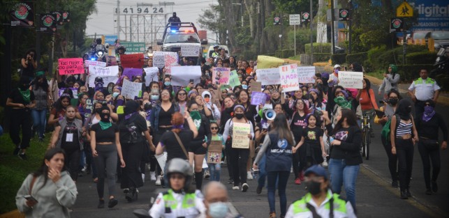Con mucho menos participantes que en otras ocasiones, mujeres marcharon por una vida libre de violencia; desde el Teatro del Estado hasta Plaza Lerdo, en todo momento cuidadas por policía de la SSP.