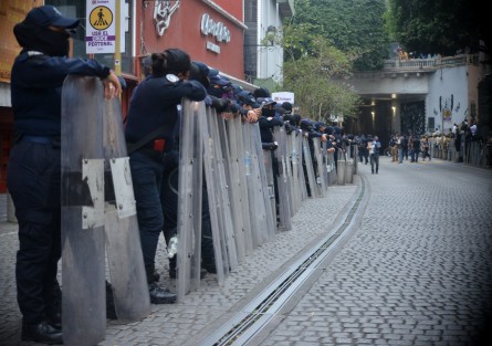 Con mucho menos participantes que en otras ocasiones, mujeres marcharon por una vida libre de violencia; desde el Teatro del Estado hasta Plaza Lerdo, en todo momento cuidadas por policía de la SSP.