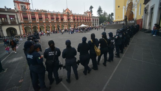 Con mucho menos participantes que en otras ocasiones, mujeres marcharon por una vida libre de violencia; desde el Teatro del Estado hasta Plaza Lerdo, en todo momento cuidadas por policía de la SSP.