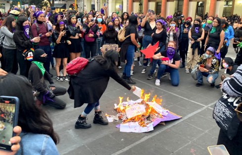 Con mucho menos participantes que en otras ocasiones, mujeres marcharon por una vida libre de violencia; salieron del Teatro del Estado y hasta Plaza Lerdo, avanzando por la avenida Ávila Camacho en todo momento cuidadas por policía de la SSP.