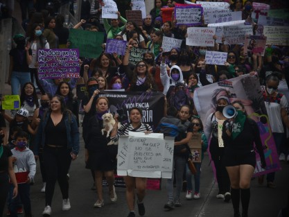 Con mucho menos participantes que en otras ocasiones, mujeres marcharon por una vida libre de violencia; salieron del Teatro del Estado y hasta Plaza Lerdo, avanzando por la avenida Ávila Camacho en todo momento cuidadas por policía de la SSP.