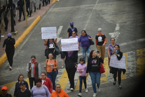 Con mucho menos participantes que en otras ocasiones, mujeres marcharon por una vida libre de violencia; salieron del Teatro del Estado y hasta Plaza Lerdo, avanzando por la avenida Ávila Camacho en todo momento cuidadas por policía de la SSP.