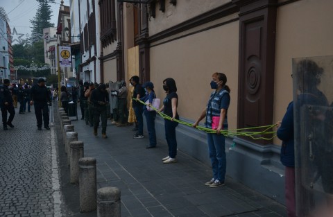 Con mucho menos participantes que en otras ocasiones, mujeres marcharon por una vida libre de violencia; salieron del Teatro del Estado y hasta Plaza Lerdo, avanzando por la avenida Ávila Camacho en todo momento cuidadas por policía de la SSP.