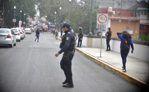 Los hechos sucedieron minutos antes de las 14:00 horas de este sábado 26 de noviembre. El puente  desde donde la persona subió para aventarse y quitarse la vida, tiene una altura de aproximadamente 17 metros.  