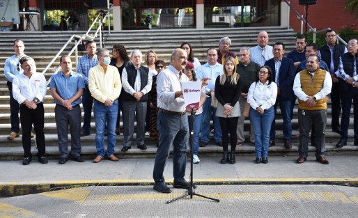 El presidente municipal de Xalapa, Ricardo Ahued Bardahuil, entregó 13 vehículos operativos a distintas áreas del Ayuntamiento. El Edil destacó que esta primera entrega de unidades es resultado de la disciplina financiera y la transparencia y eficacia con que se aplican los recursos públicos.

