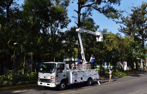 El presidente municipal de Xalapa, Ricardo Ahued Bardahuil, entregó 13 vehículos operativos a distintas áreas del Ayuntamiento. El Edil destacó que esta primera entrega de unidades es resultado de la disciplina financiera y la transparencia y eficacia con que se aplican los recursos públicos.


