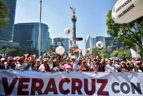 Tal y como lo había anunciado, el Gobernador de Veracruz, Cuitláhuac García Jiménez, junto con otros funcionarios y ciudadanos veracruzanos, acompañaron este domingo la marcha a que convocara el Presidente Andrés Manuel López Obrador en la CDMX.