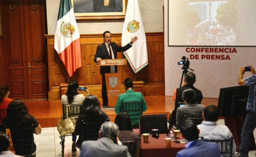 El mandatario estatal Cuitláhuac García Jiménez agradeció a la gente que asistió  a la marcha de ayer domingo denomida 4 Años de Transformación. Afirmo que cada quien cooperó para poder asistir a Zócalo de la Ciudad de México que ya le queda muy chiquito al presidente Andrés Manuel López Obrador.
