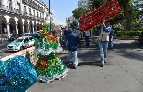Personal del ayuntamiento de Xalapa comenzó con la colocación de lo que será una pequeña villa navideña en el parque Juárez.  En esta ocasión el árbol de Navidad también será colocado ahí. 