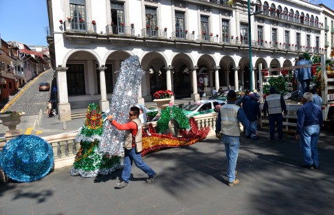 Personal del ayuntamiento de Xalapa comenzó con la colocación de lo que será una pequeña villa navideña en el parque Juárez.  En esta ocasión el árbol de Navidad también será colocado ahí. 