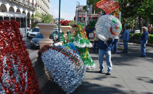 Al decir de alguna personas, en esta ocasión será colocada la pista de hielo en plaza Lerdo, por lo que aún no saben si habrá adornos navideños ahí.