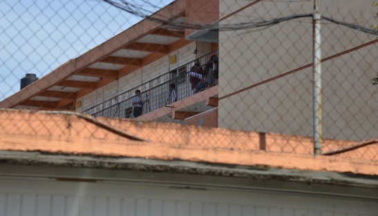 Autoridades escolares informaron a través de redes sociales que en ningún momento los alumnos estuvieron en riesgo, quienes fueron desalojados a las canchas para posteriormente continuar con sus actividades. 